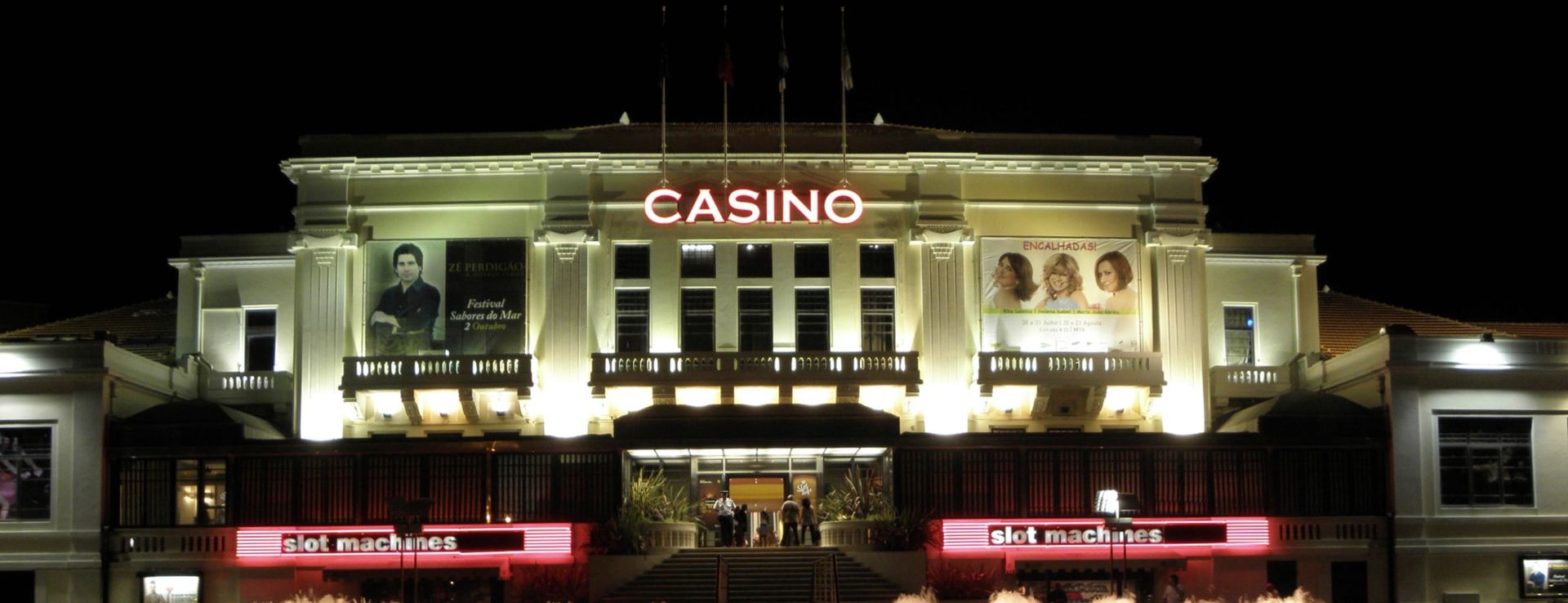 Fachada do Casino da Póvoa de Varzim à noite